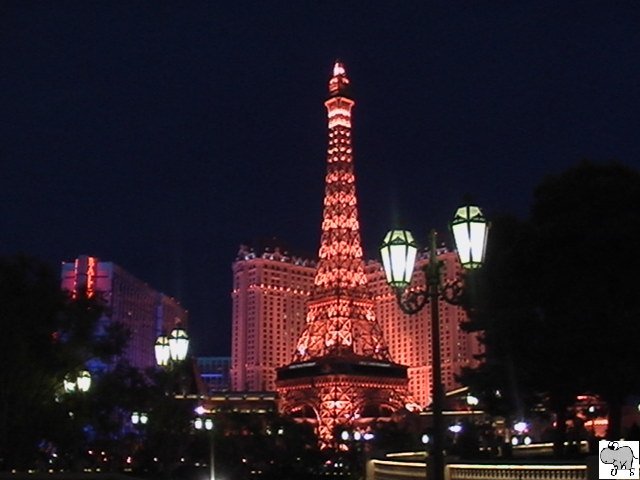 Blick auf das Hotel Paris bei Nacht.
Die Aufnahme entstand am