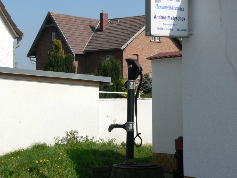 Laucha an der Unstrut - Eine alte Schwengelpumpe in den Tannengrten - 12.04.2009 
