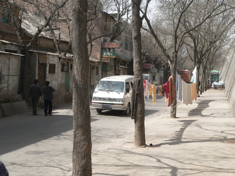 Leben an der Nord-Stadtmauer. Xi'an April 2006