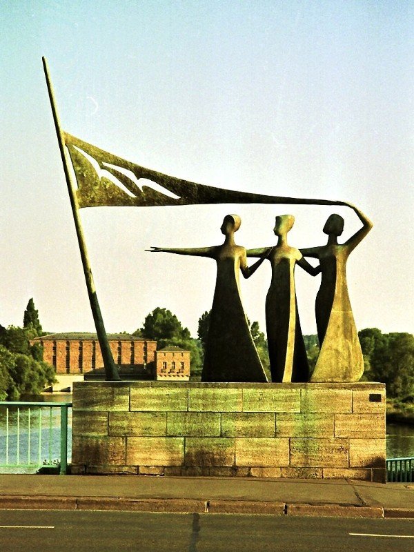  Lebensfreude 1963  heit diese Figurengruppe des Bildhauers Heinrich Adolphs. Sie steht an der Schlobrcke gegenber der Stadthalle. Die Mlheimer nennen sie auch  Die Drei Grazien  (29. Juni 1993).
