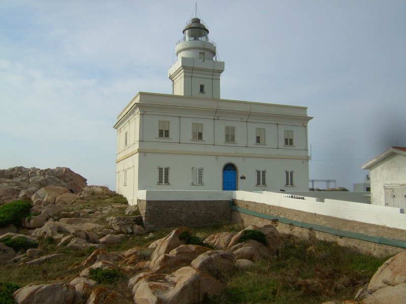 Leuchtturm im Norden Sardiniens am Capo Testa bei Santa Teresa. (Aufnahme Juli 2008)