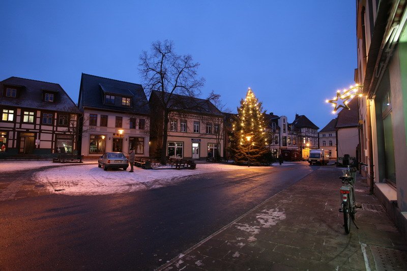 Lindenplatz in Hagenow mit dem geschmckten Weihnachtsbaum. 07.01.2009
