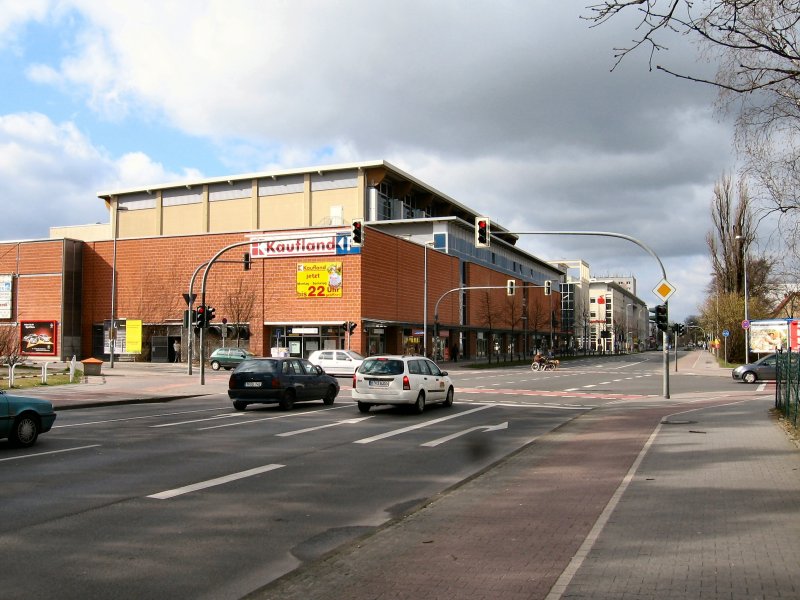 Ludwigsfelde bei Berlin, hauptstrasse mit Einkaufszentrum