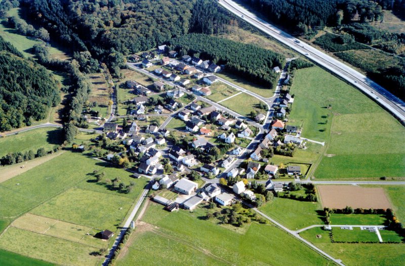 Luftaufnahme von Oberhaid (Rheinland-Pfalz) vom Sommer 1986. Auf der Aufnahme rechts ein Stck der A 3 zu erkennen. 