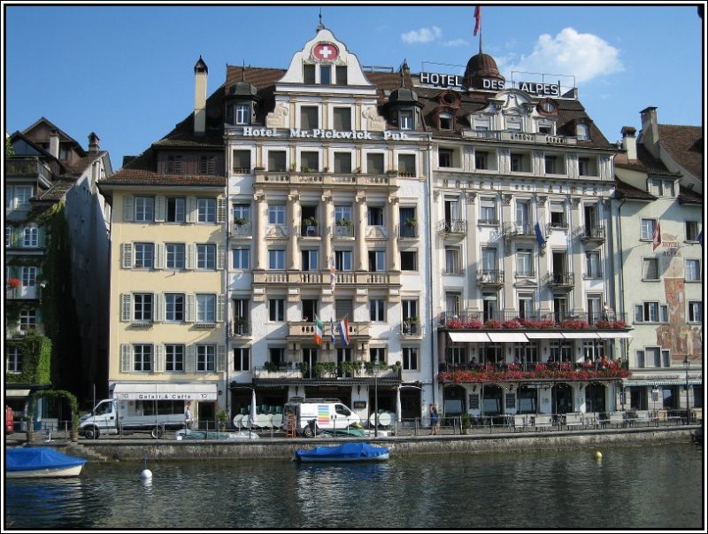 Luzerner Hotels, direkt an der Reuss gelegen, aufgenommen von der Kapellbrcke aus am 19.07.2007. In dem Hotel des Alpes habe ich whrend meines Aufenthalts in Luzern gewohnt.