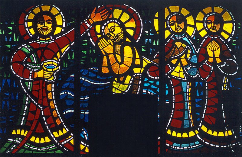 Lyss BE, rm.-kath. Kirche Maria Geburt. Bau von 1958-59, bemerkenswerte Glasmalerarbeit nach karolingischen Vorbildern. Ausschnitt der Fensterfront beim Taufstein. Aufnahme von Sept. 1981, Scan ab Dia.
