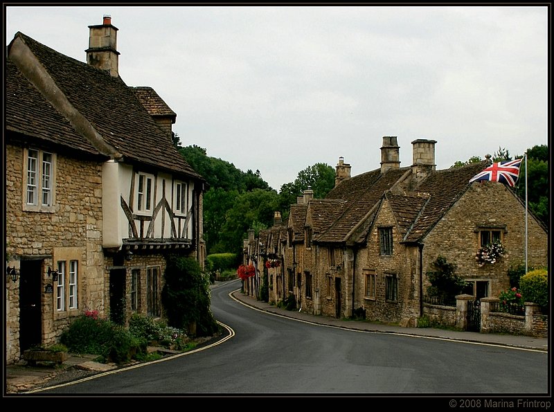 Main Street - Die Hauptstrae von Castle Combe in der Grafschaft Wiltshire, UK