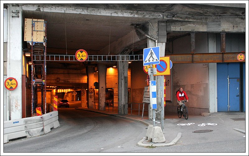 Marodes Verkehrsbauwerk Slussen in Stockholm. Das Verkehrsbauwerk liegt bei der Schleuse zwischen Gamla stan und Sdermal. Einstmal ein vorbildliches Kreuzungsbauwerk (gebaut 1935) mit mehrern Ebenen und Kleeblattform, hat es heute dringend eine Erneuerung ntig. 28.8.2007 (Matthias)