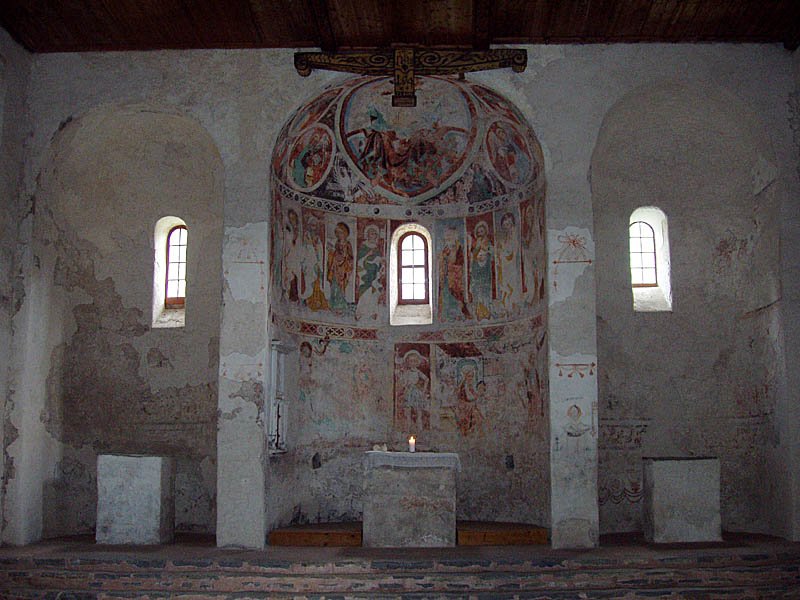 Mistail GR, St. Peter, karolingisch, um 800. Innenaufnahme mit Chor in 3 Apsiden sowie Fresken, 22. Sept. 2003