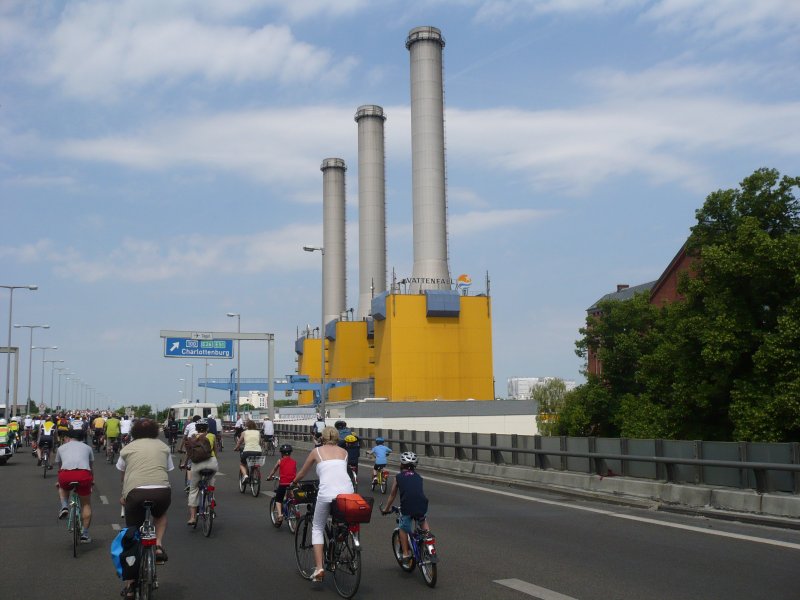 Mobilitt und Stromerzeugung. Im Bild das Kraftwerk Wilmersdorf von der A104 gesehen. 1.6.2008