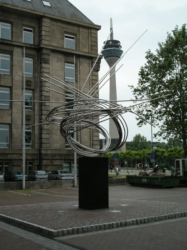 Moderne Kunst am Mannesmannufer in Dsseldorf mit dem Rheinturm im Hintergrund.