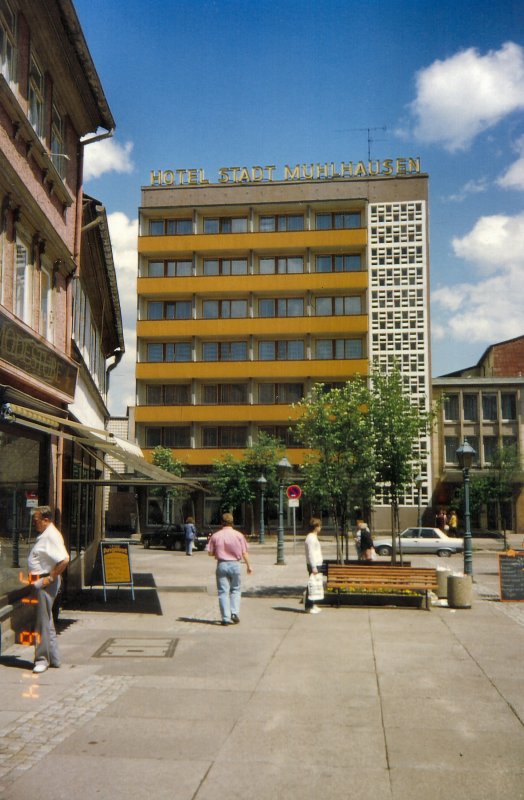 Mhlhausen (Thringen) Alt und Neu. Der DDR-Neubau des Hotels Stadt Mhlhausen ist inzwischen verschwunden ... Hier eine Aufnahme von 1991