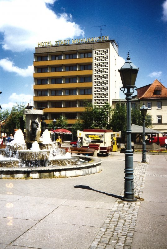 Mhlhausen (Thringen). Im Jahr 1991 stand das Hotel Stadt Mhlhausen noch, inzwischen abgerissen. Der Brunnen aber hat berlebt.