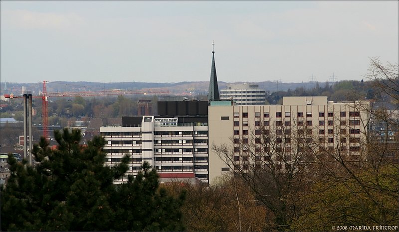 Mlheim an der Ruhr - Blick auf das Evangelische Krankenhaus. Dahinter ist der Turm der Petri-Kirche, sowie der KWU-Rundbau (ehemals Kraftwerk Union AG jetzt Siemens AG und Teil des Technoparks) zu sehen.