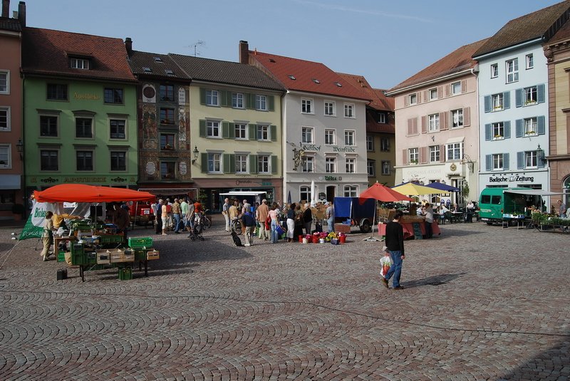 Mnsterplatz - Ein Wochenmarkt findet jeden Samstag statt, mit frischen landwirtschaftlichen Produkten der Bauern aus dem Umland. 23.9.2006