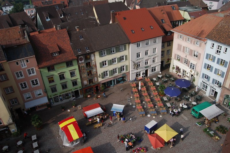 Mnsterplatz - Jeden Samstag findet ein kleiner Wochenmarkt statt, mit frischen Waren der Bauern aus der nheren Umgebung. 23.9.2006