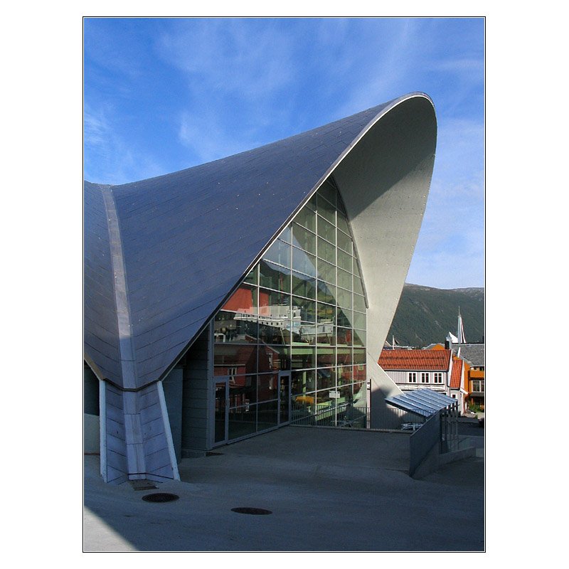 Neue Bibliothek unter altem Dach. Vom ursprnglichen Kino in Troms blieb nur diese freitragende Dachschale stehen, darunter entstand der Neubau der Bibliothek. 16.8.2006 (Jonas)