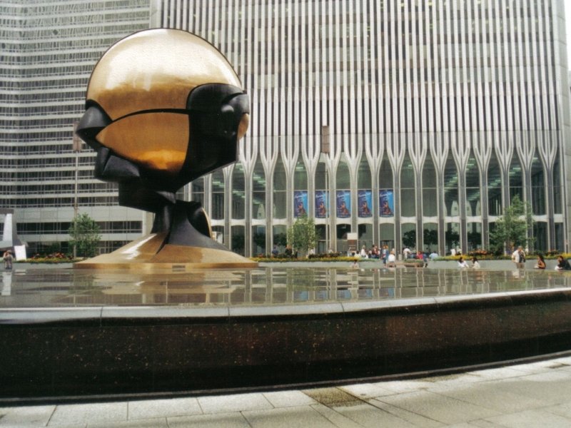 Noch ein Bild aus der Zeit vor 9/11:
 The Sphere , eine Skulptur des bayerischen Knstlers Fritz Koenig. Die Skulptur wurde beim Zusammensturz des WTC am 11.9.2001 beschdigt, aber nicht zerstrt und steht heute als Denkmal im New Yorker Battery Park.
Das Bild ist ein Scan eines Papierabzuges, fotografiert im Herbst 1998.