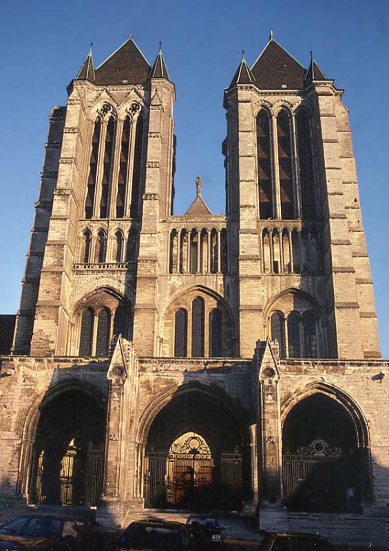 Noyon, Kathedrale Notre Dame, Westfassade. Diese gebaut 1220-1231, Trme 62 m hoch. Baubeginn der Kathedrale selbst nicht datiert, wahrscheinlich ab etwa 1149. Weiteres Beispiel der Frhgotik. Scan ab Dia, Okt. 1995
