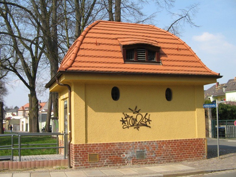 ffentliche Toilette in Grimma. Man beachte die Dachform