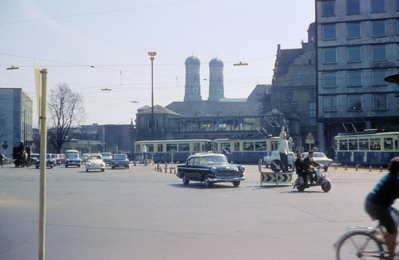 Oldie-Aufnahme von Mnchen, Lenbachplatz, Anfang der 60iger Jahre.
Verkehr wird noch von  Schupos  geregelt.