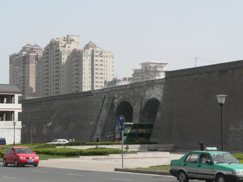 Ostseite der Stadtmauer. April 2006