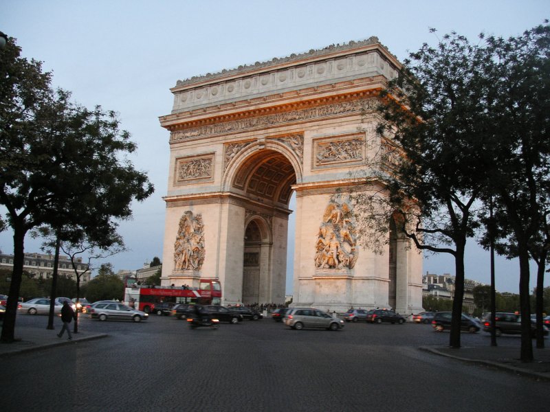 Paris am 08.10.2006: Arc de Triomphe im Herzen der Hauptstadt, in der immerhin jeder 5.Franzose lebt. Zu spter Abendstunde hatte sich der Verkehr merklich beruhigt. Der Triumpfbogen ist eines der Wahrzeichen von Paris.