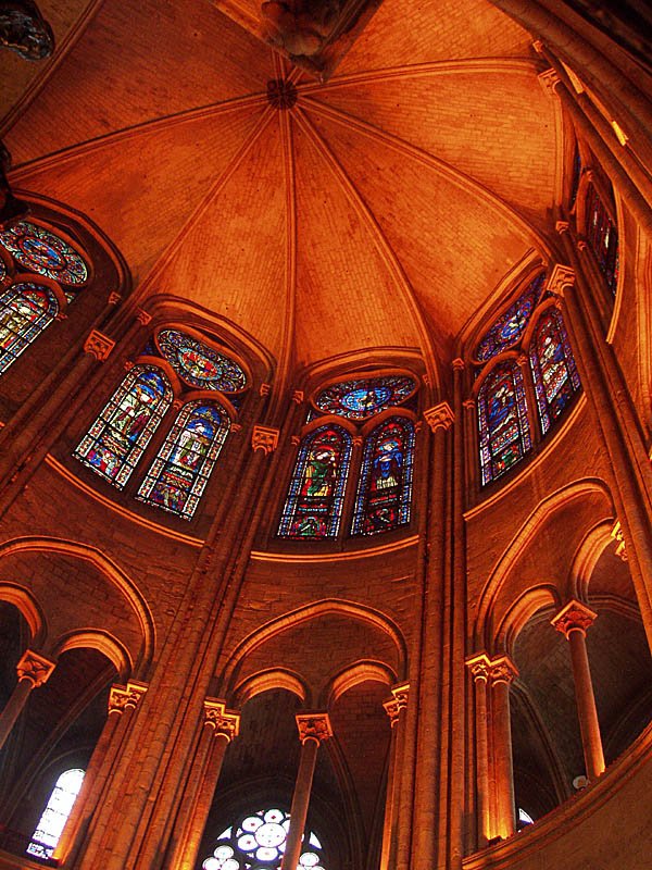 Paris, Kathedrale Notre Dame. Aufnahme des polygonalen Chors (5/10 Abschluss, 33 m hoch), 25. Dez. 2003