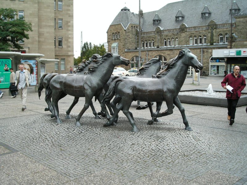 Pferdeskulpturen auf dem Bahnhofsvorplatz in Aachen.