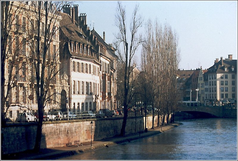 Quai Saint Thomas an der L´Ill. Im Hintergrund ist die Pont St.Nicolas zu erkennen. Scan vom Dia, 12.2002 (Matthias)