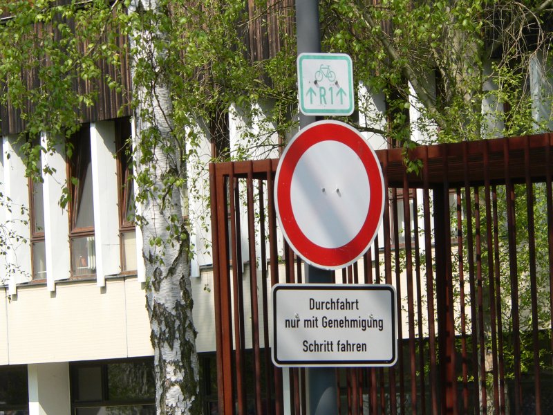 R1 in Berlin-Wuhlheide. Radfahren mal etwas brokratischer. Wie so oft hat hier derjenige, der das Schild geplant hat, die Radfahrer schlichtweg vergessen. 27.4.2008