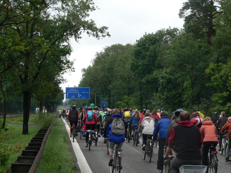 Radfahrer auf der Autobahn. 7.6.2009