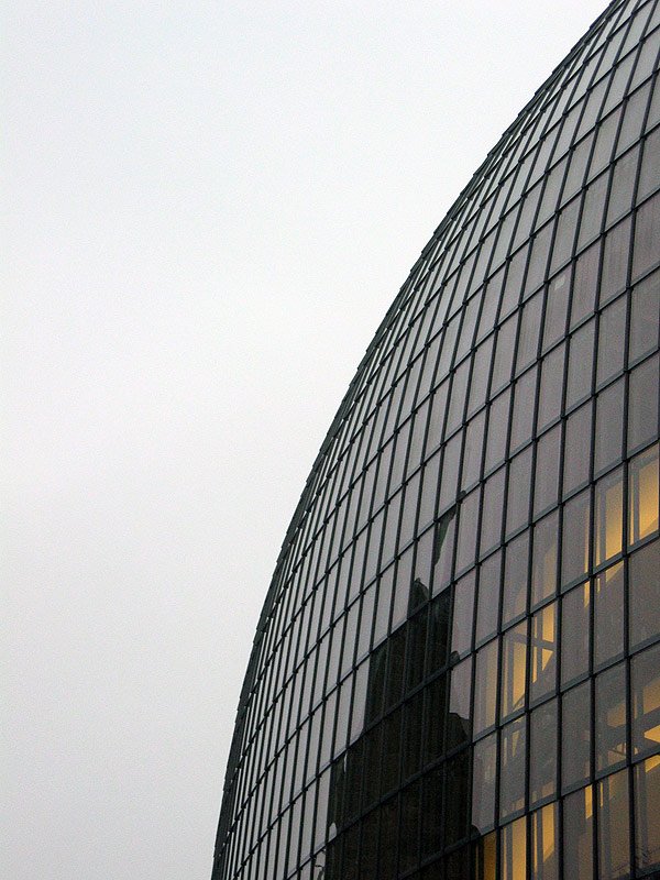 Reflektionen in einer Neubau-Fassade.
Kln, Schildergasse. Dezember 2004