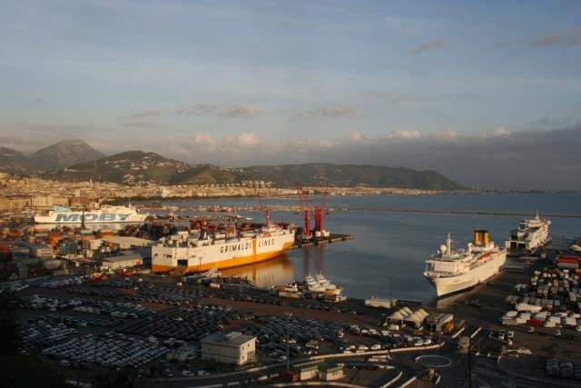 Reger Betrieb im Hafen von Salerno am 11.11.2007. Die Schiffe sind auf www.schiffbilder.de einzeln zu sehen. 