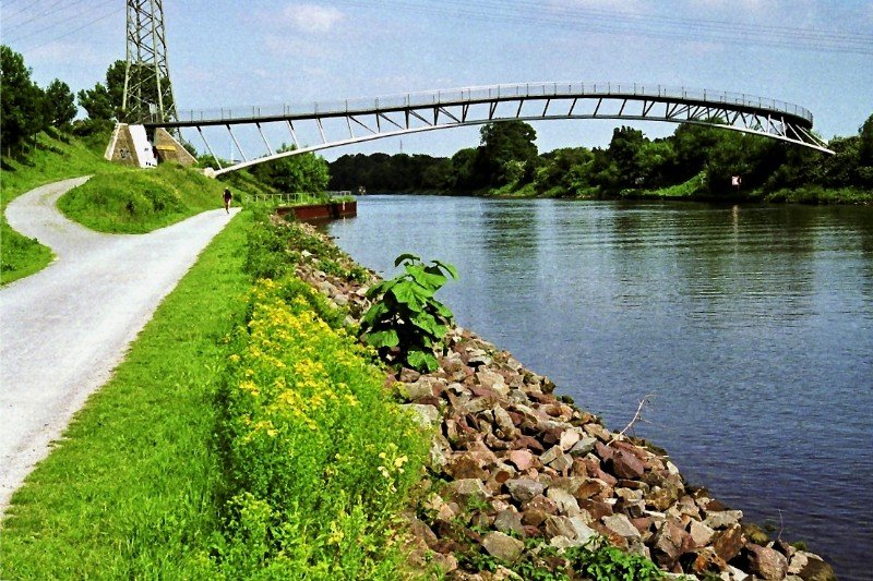 Ripshorster Brcke in Oberhausen. Radfahrer- und Fugngerbrcke ber den Rhein-Herne-Kanal (4. Juni 2007)