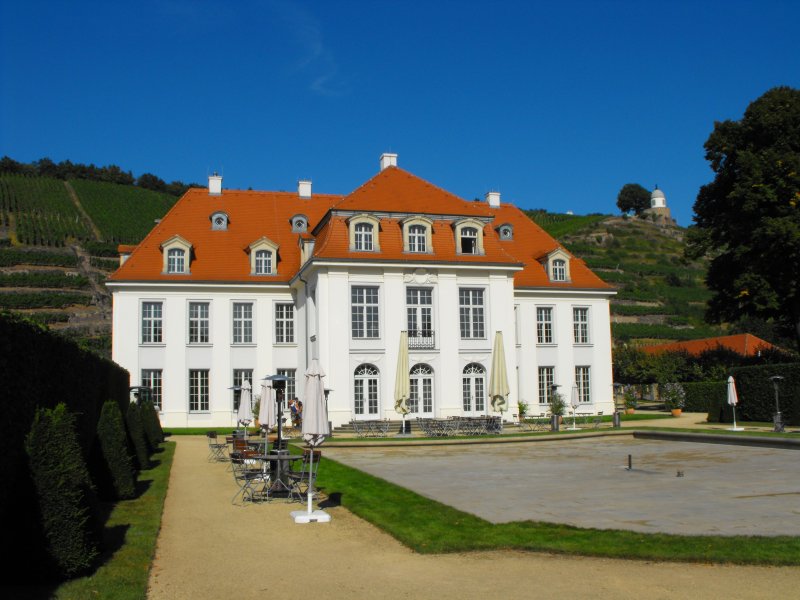 Schsisches Staatsweingut Schloss Wackerbarth: Hauptgebude, vom Garten aufgenommen. 10.09.2009