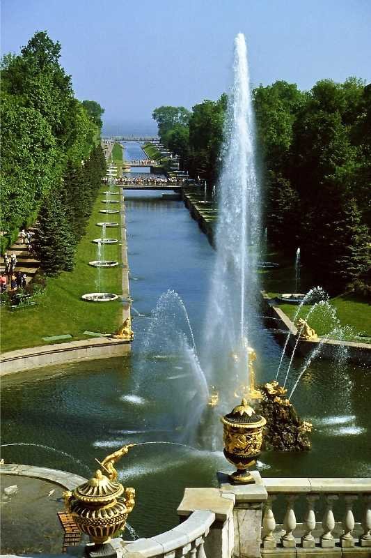 Schloss Peterhof bei St. Petersburg. Blick auf den Kanal zur Ostsee (4. Juni 1982)