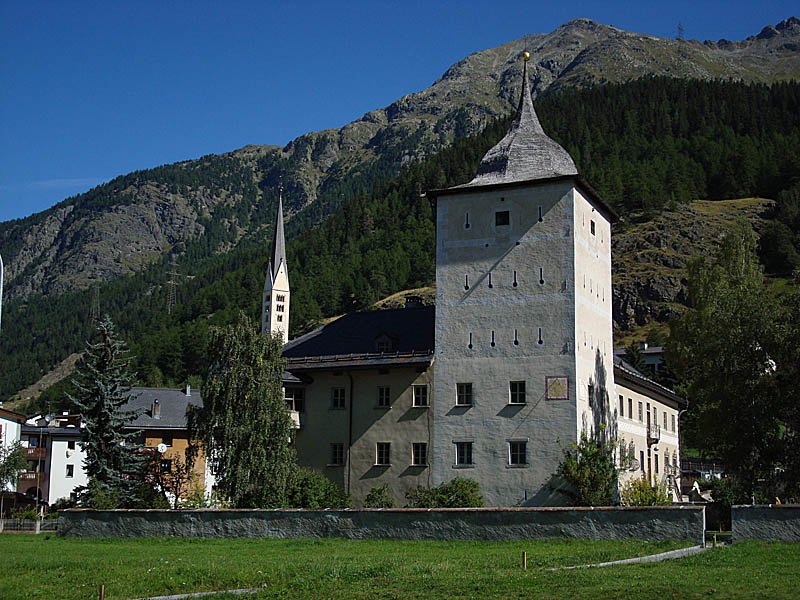 Schloss Planta-Wildenberg bildet neu den einen Teil des Nationalparkzentrums. Dahinter Kirche Zernez. Aufnahme vom 09. Sept. 2008