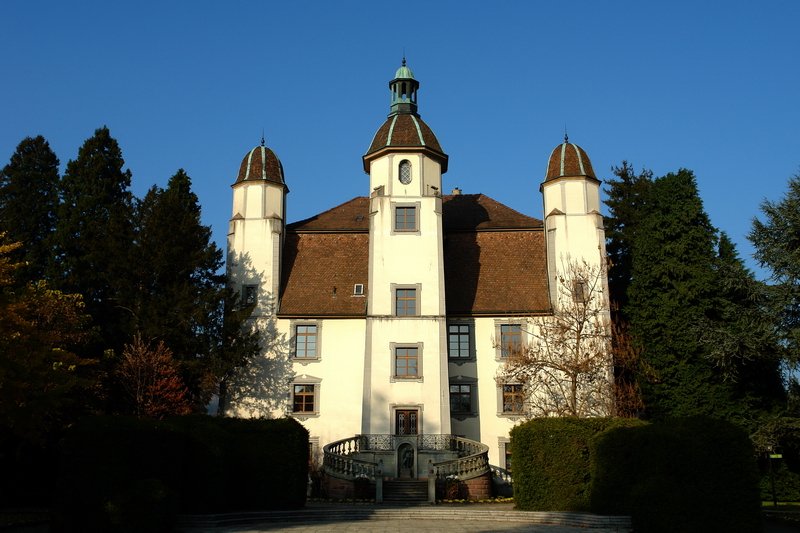Schlo Schnau - Durch die Herren von Schnau um 1600 erbaut ist es seit 1929 in stdtischem Besitz. Das Bild zeigt die Sdfassade des Schlosses. 3.11.2007