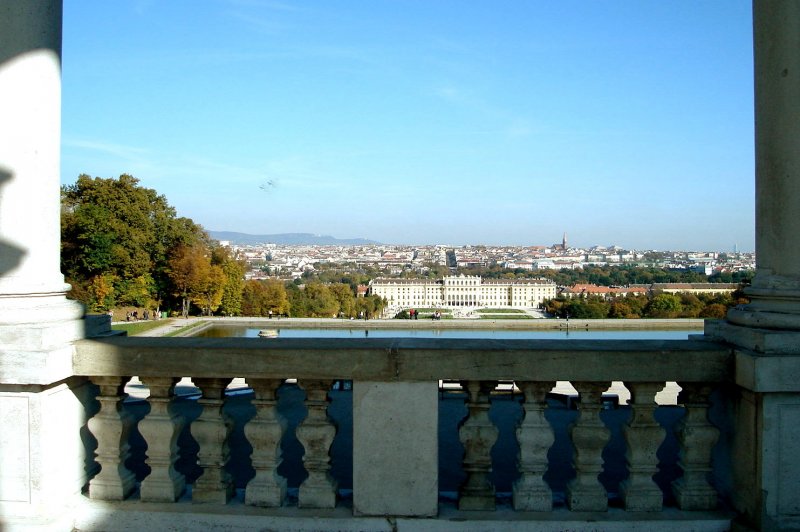 Schlo Schnbrunn von der Gloriette aus fotografiert mit Wien im Hintergrund.  19.10.08