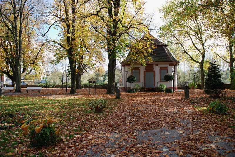 Schlopark - Das Teehuschen, um 1720 im Barockstil errichtet, hlt an einem sonnigen Herbsttag schon Winterschlaf. 1.11.2006. 