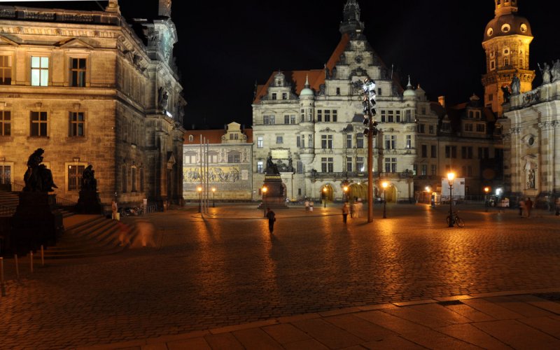 Schlossplatz - das Georgentor des Schlosses mit den Prunkgemchern Augusts des Starken (Dresden) nachts - 01.09.2009