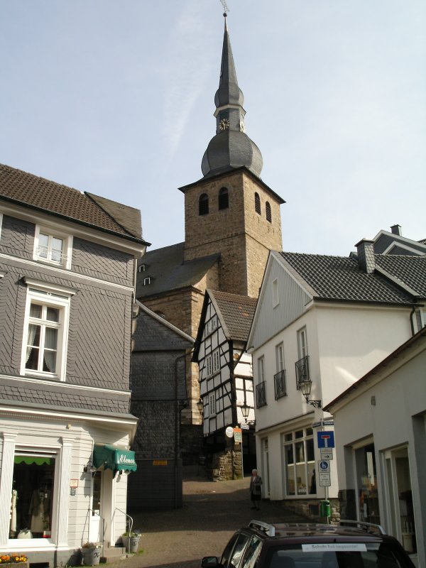 Schmale, steile Strae mit Giebelhusern und Kirche in Langenberg (Velbert).
