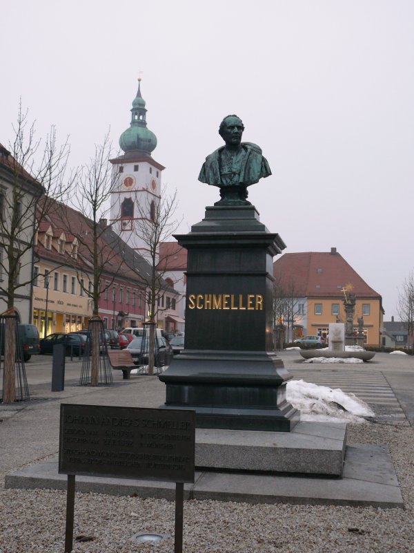 Schmeller-Denkmal in Tirschenreuth auf dem Marktplatz. Auf der unteren Tafeln steht: Johann Andreas Schmeller Geboren am 6.8.1785 in Tirschenreuth. Gestorben am 27.7.1852 in Mnchen. Sprach und Mundartforscher, Bibliothekar, Verfasser des bayrischen Wrterbuchs.

