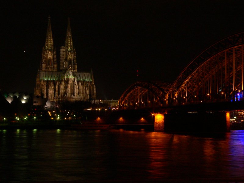 Schn angeleuchtet werden mittlerweile fast alle interessanten Objekte in den Stdten. Hier der Dom und die Hohenzollernbrcke am Abend des 10.3.2007