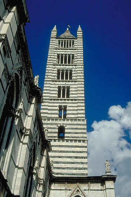 Siena - der berhmte gestreifte Turm des Domes Stanta Maria. Ostern 1996