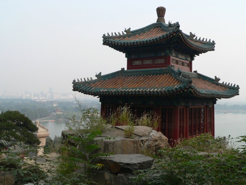 Sommerpalast in Peking, im Hintergrund sieht man die riesigen Wohnhuser, durch Smog kaum zu sehen. 09/2007
