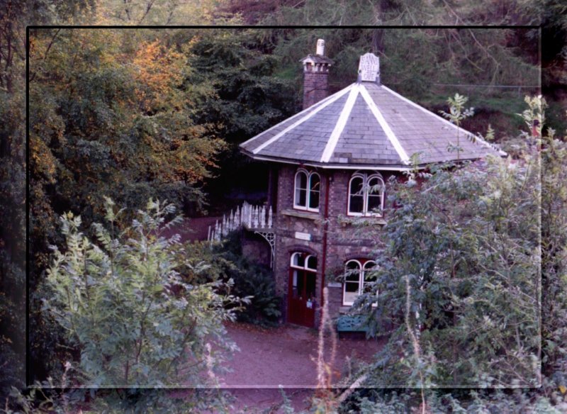 St Annes Well in den Hgeln von Malvern, eine von vielen Quellen mit dem Malvernwater. Sie beherbergt heute auerdem ein Cafe im innern.