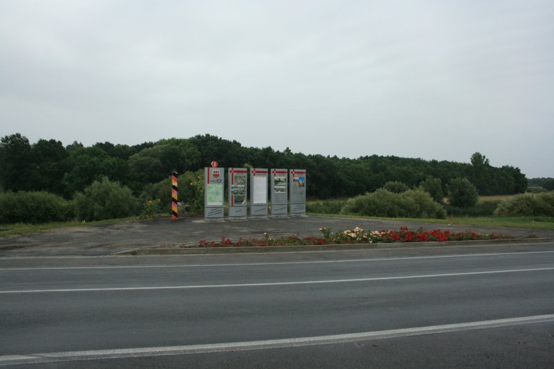 Stadtinformationssulen an einer Parktasche am Ortsteil Schlagsdorf