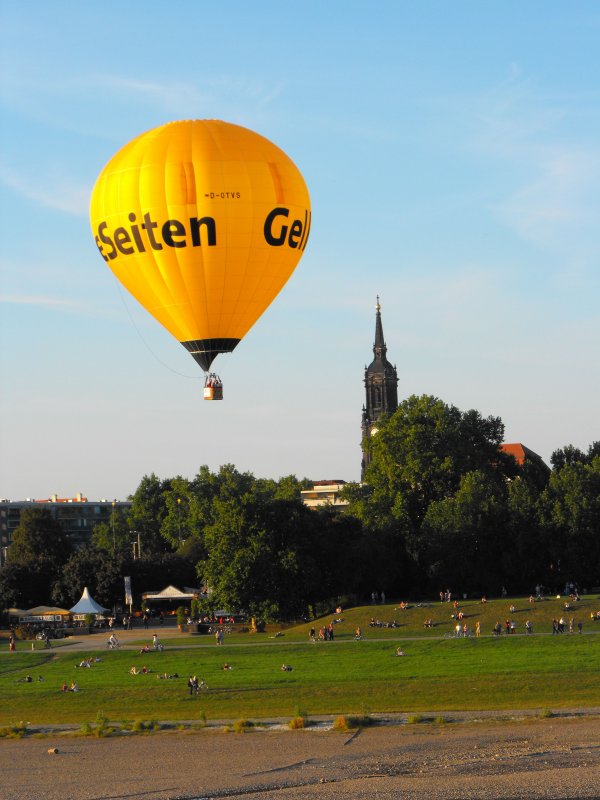Start eines Heissluftballons zur Fahrt gen Westen. Dresden Neustadt, Elbufer. 10.09.2009